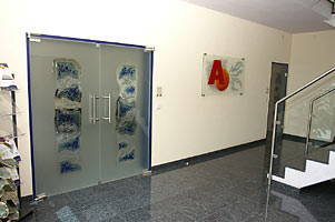 Fusingglas als Glastür und Wandrelief