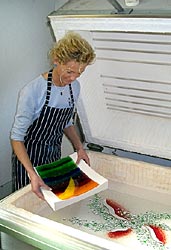 Arbeiten am Fusingofen mit Schmelzformen - Glasatelier Schlieker