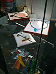 Glasvitrine mit Schalen und Schmuck