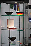 Glasvitrine mit Schalen und Schmuck